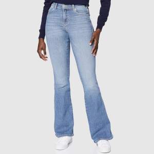 Dr Denim Jeans i modellen Macy oxh färgen west coast sky blue. Fint skick använda ett fåtal gånger. Längen är 32. Inte mina bilder kan dock skickas om så önskas. 