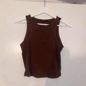 Brun ribbad croptop - Storlek M/38. Säljs då den tyvärr inte kommer till användning längre. Fint skick och skönt material. För fler bilder/info skriv i DM😇💓