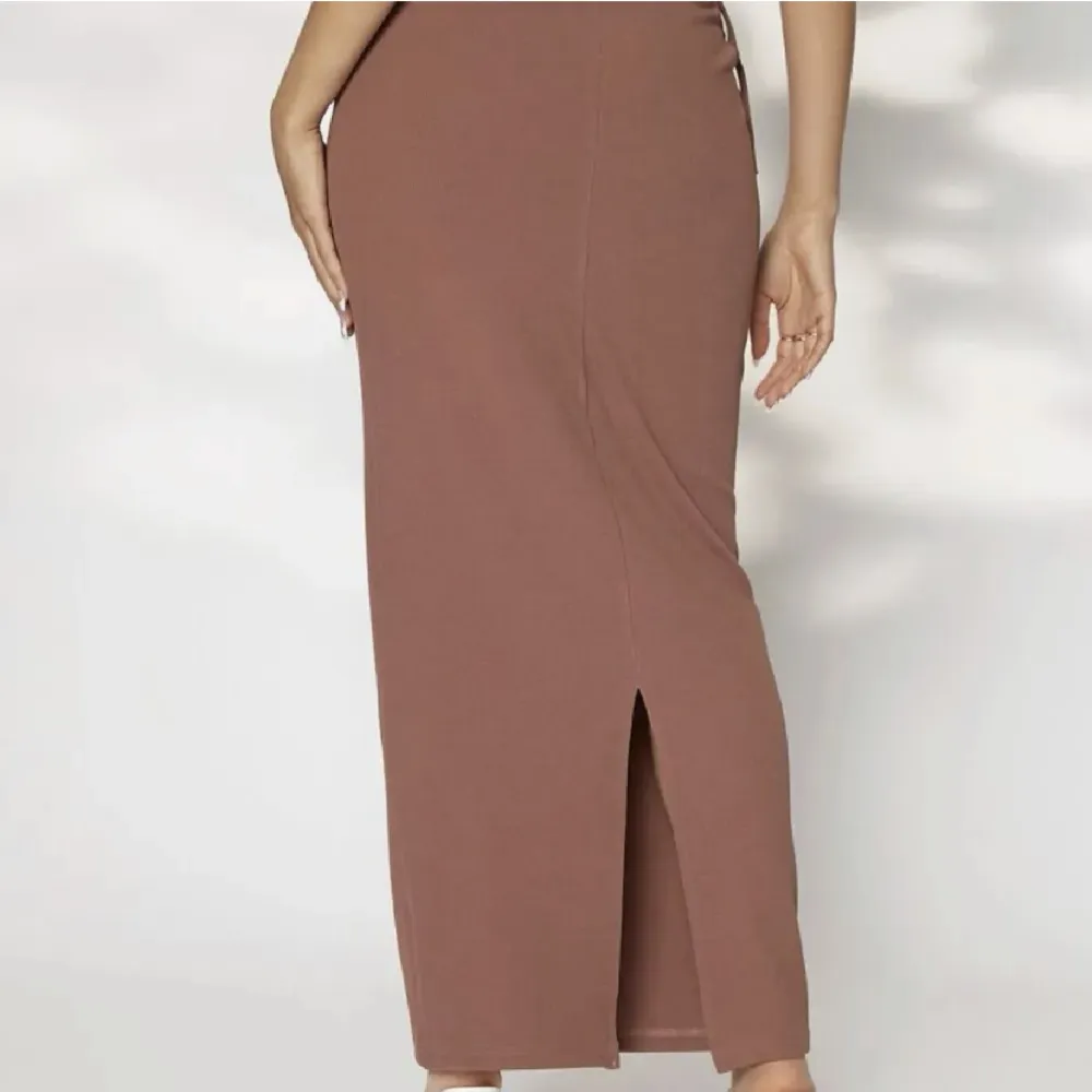  Oanvänd kjol med slits i baksidan. Den har två knytning pa bägge sidorna som man själv kan justera. Köpt för 250kr, säljer för 130kr. Priset kan diskuteras & den är ljusbrun🤎. Kjolar.