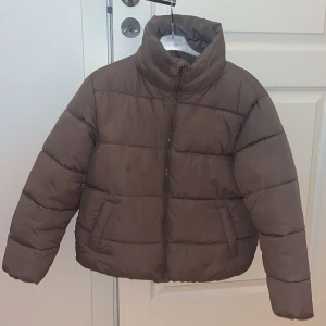 Ny vinterjacka  - Helt ny vinterjacka från Lager 157! Såå snygg grå/beige färg. Står storlek XS men passar också S 🥰 Säljs pga jag har för många vinter jackor.  Nypris: 400kr