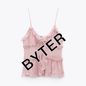 zara topp - nån som vill byta sin denhär zara toppen i xs mot en s? ( jag har s men vill byta mot en xs) nyskick eftersom den inte kommer till användning för den är för stor❤️ 