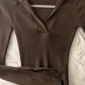 Tröja - Brun finsnickare tröja från ginatricot med v-ringning och slits i ärmarna. Använd kanske 1 gång så i nyskick. Nypris 400 jag säljer för 150kr🤍