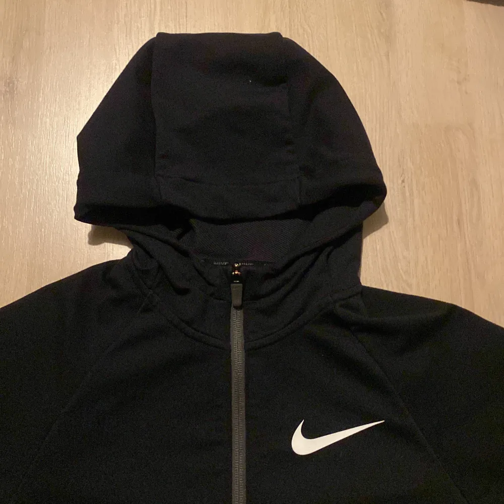 Säljer nu min Nike hoodie efter som att den har blivit alldeles för liten för mig. Tröjan är i bra skick och har tagits bra hand om. Pris kan diskuteras.. Hoodies.
