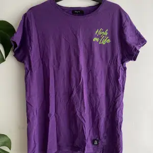 Snygg lila t-shirt ifrån lager157 i storlek M💜