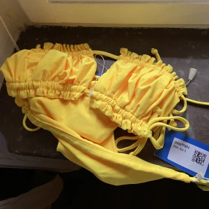 Oanvänd gul bikini S - Oanvänd gul bikini (har inte ens provat den). Köpt från Sellpy så vet tyvärr inte vilket märke. Skulle säga att den passar en liten S/XS. 