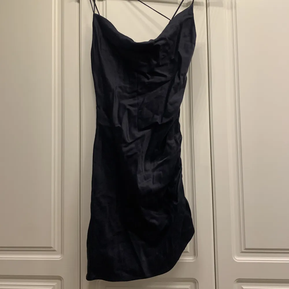 Asymmetrisk klänning från Zara. Endast testad. Skriv för mer bilder :). Klänningar.