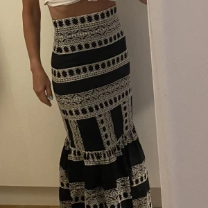 Zara kjol helt ny - Skitsnygg Zara kjol svart och vit brodyr . Med prislapp kvar. 
