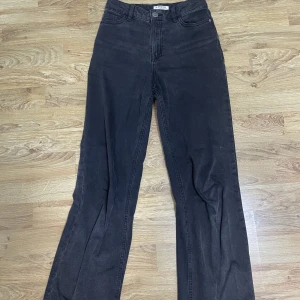 Mörkgråa jeans - Ett par mörkgråa baggy jeans