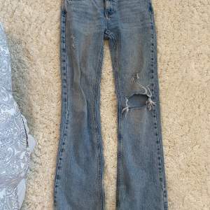 Ett par fina lågmidjade bootcut jeans 