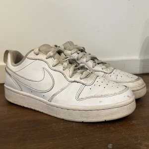 Air force - Nike air force skor, använd skick, inga hål eller något sönder. Storlek 38,5. Säljer pga skorna är försmå