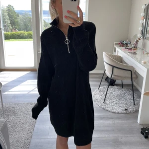 Stickad klänning  - Stickad klänning med dragkedja