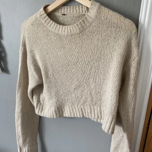 Stickad beige tröja  - En jätte skön stickad tröja som inte kliar, den är beige och är lite croppad! Passar xs/s