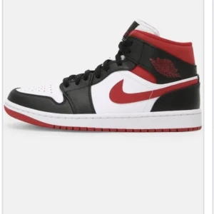 Jordans  - De är använda och är lite rivna på olika ställen.  Köpta för 2100kr  