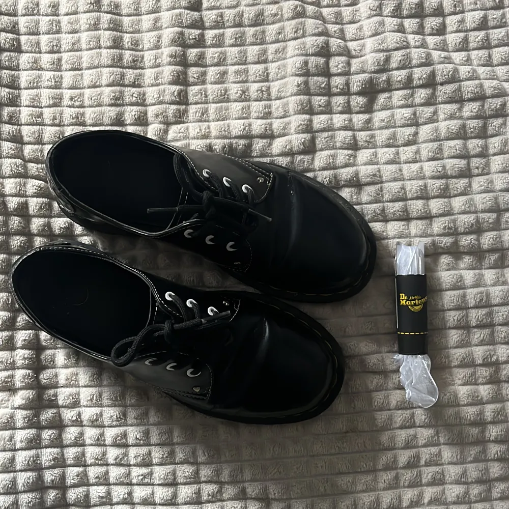 jättefina dr martens skor med hjärt ditaljer 💞är i storlek 38 men passar även i 37. Dom är lite creasade på sidorna annars är dom i väldigt bra skick!! . Skor.