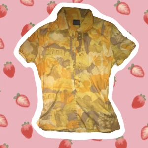 Blus - Blus i storlek s/xs. Sitter jättesöt på! Skriv om du frågor om passform/annat!