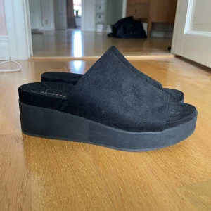 Svart platåsandaler - Svarta platåsandaler/sandaletter, med öpppen tå. Helt oanvända. Passar bra för storlek  37-38. 