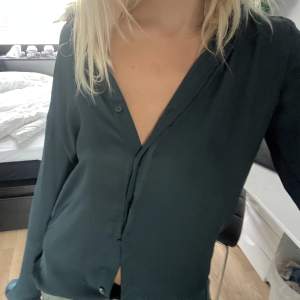 En mörkgrön skjorta ifårn hm 