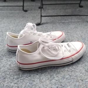Converse skor  - Jag säljer nu mina vita converse. Nästintill oanvända, lite små märken ovanpå gummit (se bild 1) men annars är dom i bra skick. Bara att höra av dig vid funderingar 🥰