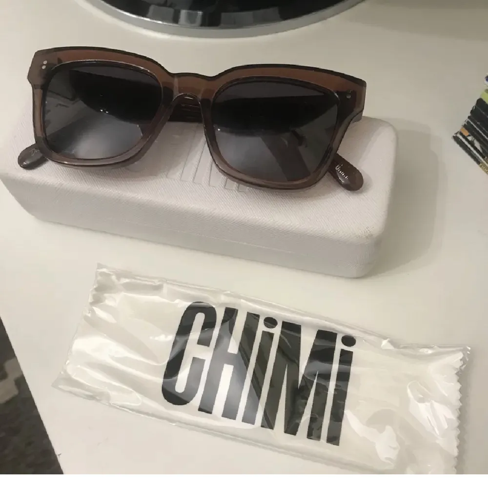 Säljer nu mina chimi solglasögon i 005 COCO (gamla modellen) då jag inte använder dom. Super fina, inga repor och tillhörande fodral+putsduk följer med.  400kr+frakt. Accessoarer.