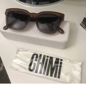 Säljer nu mina chimi solglasögon i 005 COCO (gamla modellen) då jag inte använder dom. Super fina, inga repor och tillhörande fodral+putsduk följer med.  400kr+frakt