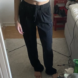 Kostymbyxor NAKD - Knappt använda randiga kostymbyxor från NAKD. Storlek 34, midwaist. Säljer för 120 kr eller bud