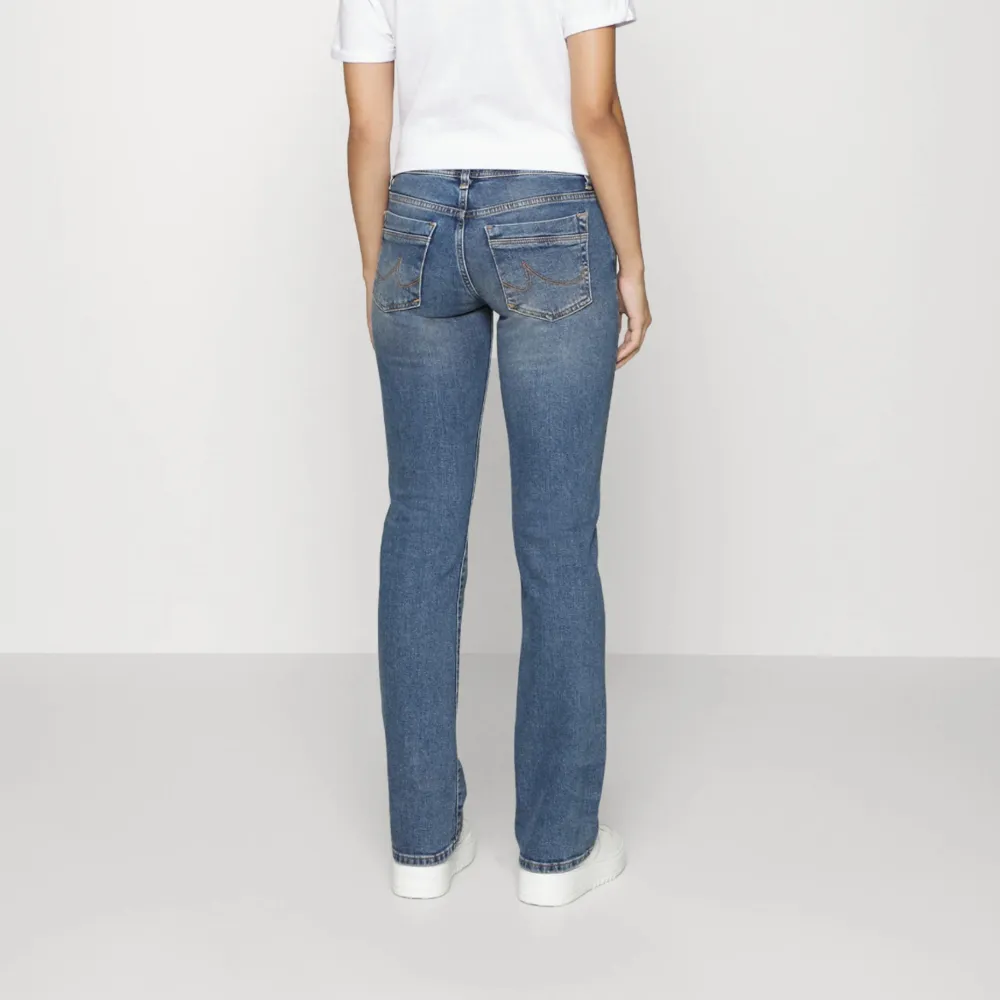 Lågmidjade ltb jeans från zalando, knappt använda. Skriv privat för egna bilder, nypris 900kr. Jeans & Byxor.