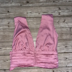 Somrig Festtopp  - Grymt snygg Rosa festtopp frpn BikBok. 