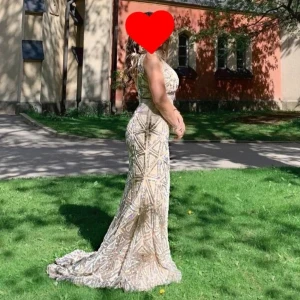 Super fin bal/fest klänning😍BILLIGT!! - En sån otroligt vacker bal/fest klänning som är jätte bekväm och har så otroligt fina diamant detaljer✨(PRIS KAN DISKUTERAS)