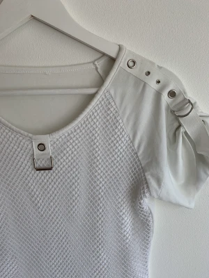 T-Shirt med detaljer - Häftig t-Shirt med detaljer! Aldrig använd