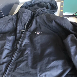 GANT jacka herr - GANT jacka herr. Bra skick. Storlek L.  Färg svart.