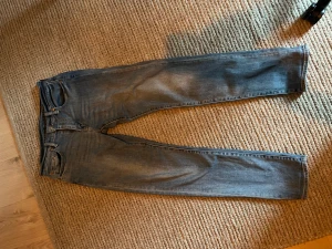 Levis jeans - Säljer dessa Levis 502 som har ett mycket bra skick, har inga hål eller liknande. Storlek w30 l34 passar folk mellan 176-184cm