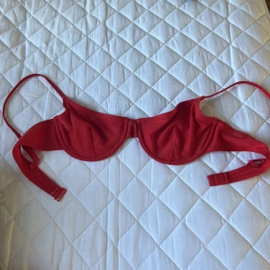 Röd bikini topp - Söt röd bikini topp har aldrig andvänt  70kr för bikiniöverdelen 43kr för frakten 