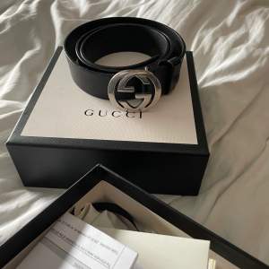 Gucci skärp 95cm, fint skick. köpt på guccis hemsida, kvitto och alla orginal tillbehör finns.