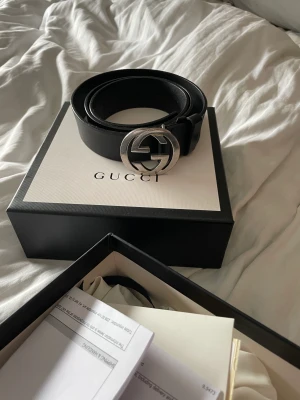 Gucci skärp  - Gucci skärp 95cm, fint skick. köpt på guccis hemsida, kvitto och alla orginal tillbehör finns.