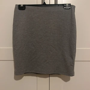 Ljusgrå kjol  - Ljusgrå kjol i bra skick