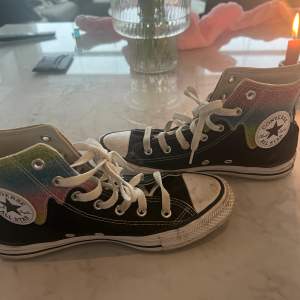 Exklusiva Converse, inköpta 2022, använda tre gånger, exklusiv design. Inköpta i New York 