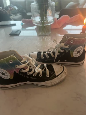 Coverse från London  - Exklusiva Converse, inköpta 2022, använda tre gånger, exklusiv design. Inköpta i New York 