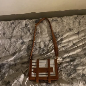 Stockholm stil väska  - Fick den i julklapp men fick ingen användning av den aldrig använd inga skador tre förvarings fickor i väskan och den stänga via magnet pris inkluderar frakt . Den var köpt för 350kr pris kan diskuteras❤️