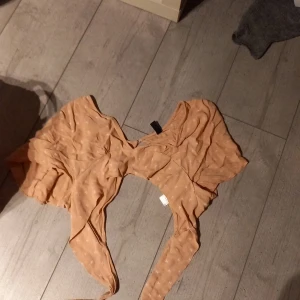 Topp ifån nobodys child - Som ny, typ använd en gång. Inga defekter. Knyts där bak. Svårt att se storleken men tror den e i storlek s