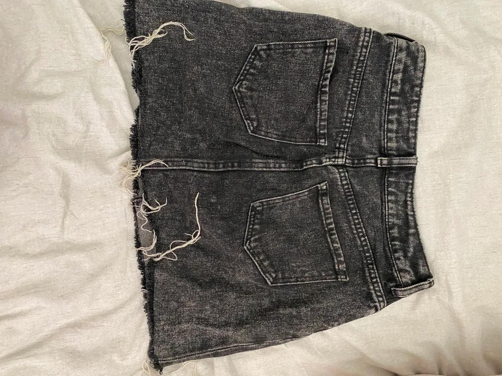 Jeanskjol från Pacsun, köpt i USA för några årsen. Midjemåttet är 34cm. Storlek 24 i USA. . Kjolar.