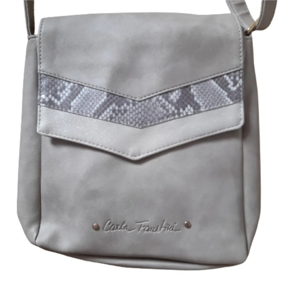 Superfin väska med matchande sjal i grå färg och mönster från Carla Faustini. Väskan är gjord av fejkläder. Oanvända, säljs ej separat, 80 kr för båda.. Väskor.