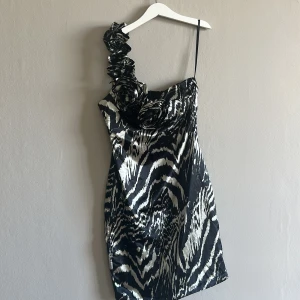 Klänning  - Super fin kort klänning med off shoulder och rosor på bandet! 