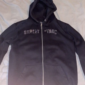 Street tag Rhinestone zip - Riktigt fet rhinestone zip hoodie  Inga dissefekter  Har själv M och den passar perfekt fast den är L 
