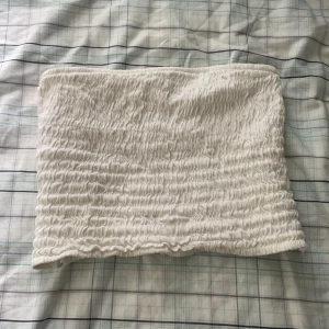 Vit croppad tube top, Monki - Vit croppad tube top från Monki, i storlek XS. Passar en XS-S. 