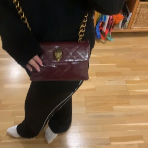 Kurt Geiger mini kensington bag / väska - Säljer nu min unika Kurt Geiger väska i modellen Mini Kensington i  färgen wine, som längre inte går att få tag på!  Helt oanvänd och förtjänar att användas💋💋Dustbag och märkeslapp ingår!