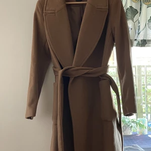 Ralph lauren 🧥SÄNKT PRIS - Säljer nu min fina kappa som inte kommit till användning som jag tänkt då den blivit för stor på mig. Passar xS/ S-M, generös i storlek enl mig  Använd/testad 1-2 gånger (SOM NY) Köpt för 4395kr  Priset kan vi absolut prata om vid snabbt och smidigt köp 🥰