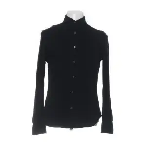 En snygg Massimo Dutti skjorta i svart färg och tyg material. Säljer då den inte passar mig längre.