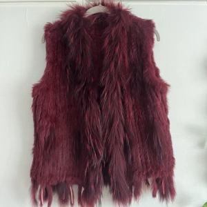 Pälsväst - Så snygg pälsväst, pälsen är äkta men köpt vintage!🎀 storlek S men passar också XS och M! Fraktar och möts upp✨