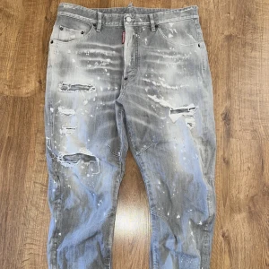 Äkta dsquared2 jeans - Har ett dussin kläder jag ej använder längre, därför säljer jag så slipper kläderna ligga & samla upp damm i garderoben. Bättre att någon som faktist tänker bära byxorna, har dem.  Köpt hösten 2022 från BestSecret (bevis finns) Strl 50/M (jag är 185cm)