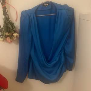 Silken fin blus i blå 